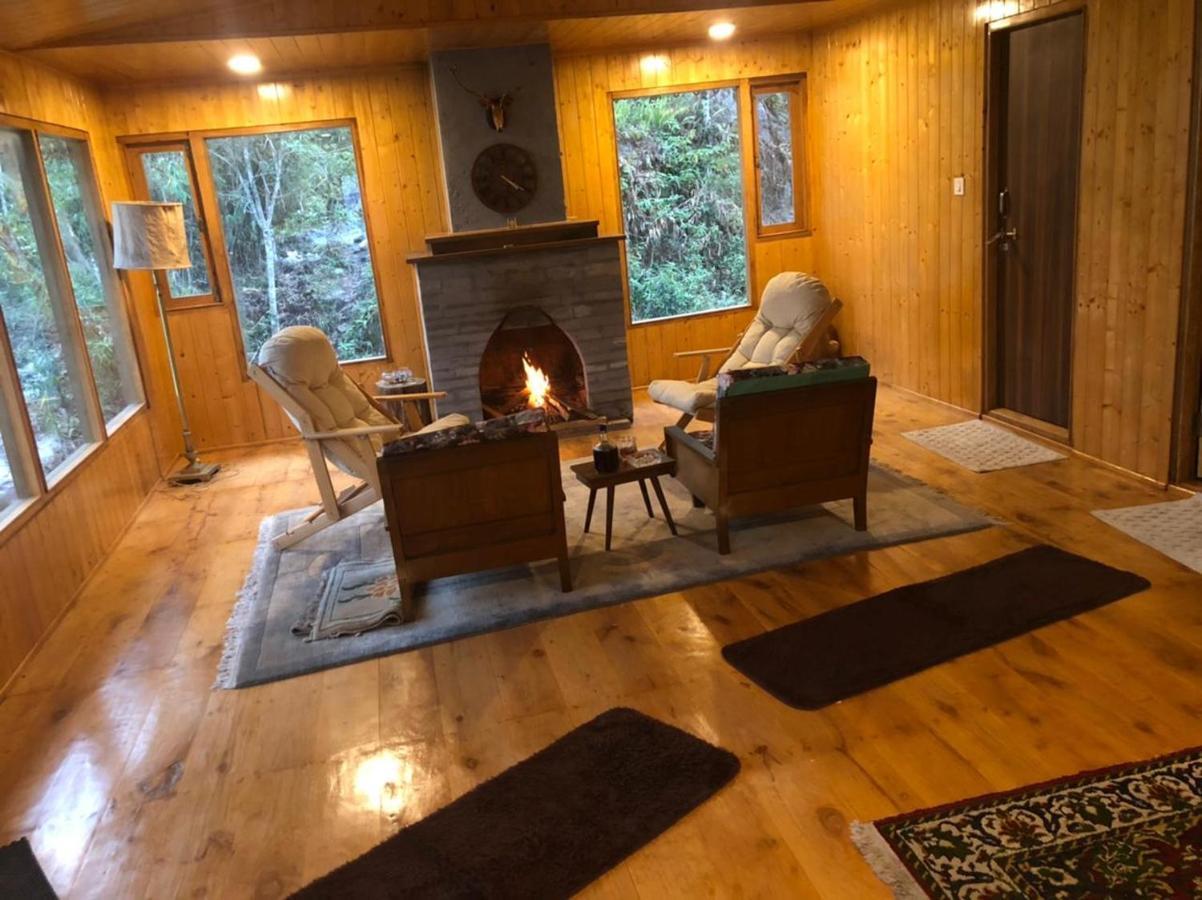 ガントク Log Cabin In The Woods Bed & Breakfast エクステリア 写真