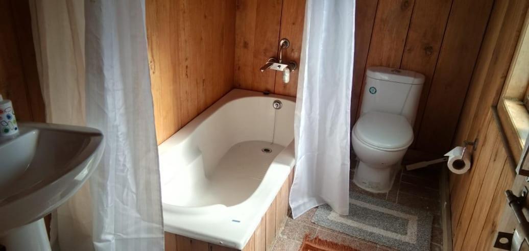 ガントク Log Cabin In The Woods Bed & Breakfast エクステリア 写真