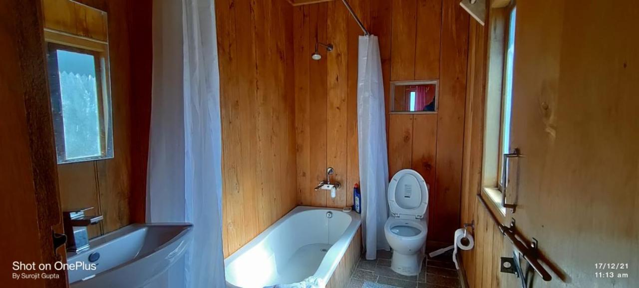 ガントク Log Cabin In The Woods Bed & Breakfast エクステリア 写真